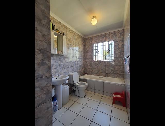 3 BEDROOM SIMPLEX FOR SALE IN COUNTRY VIEW